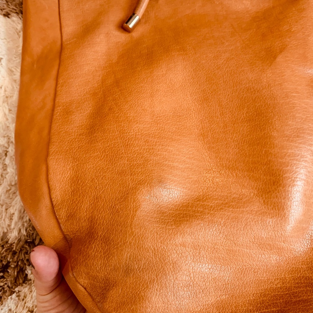 VINCE. Canyon tote with pouch in camel - Picture 3 of 8